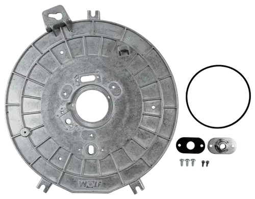 Brennkammerdeckel aus Metall mit mehreren Befestigungslöchern und der Marke Wolf, umgeben von weiteren Metallteilen und einer Dichtung.